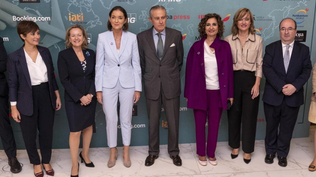 Reyes Maroto, arropada por varios ministros, durante la presentación de su candidatura.