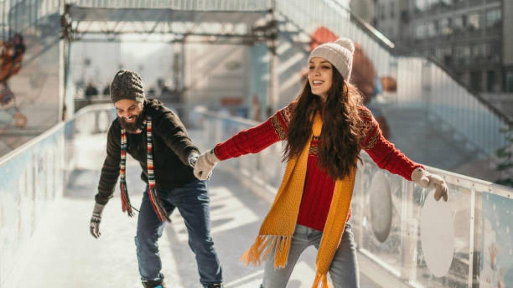 Pareja patinando sobre hielo.