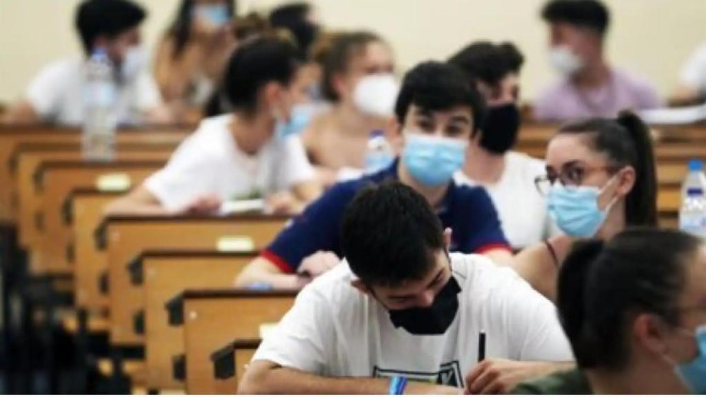 Alumnos haciendo un examen.