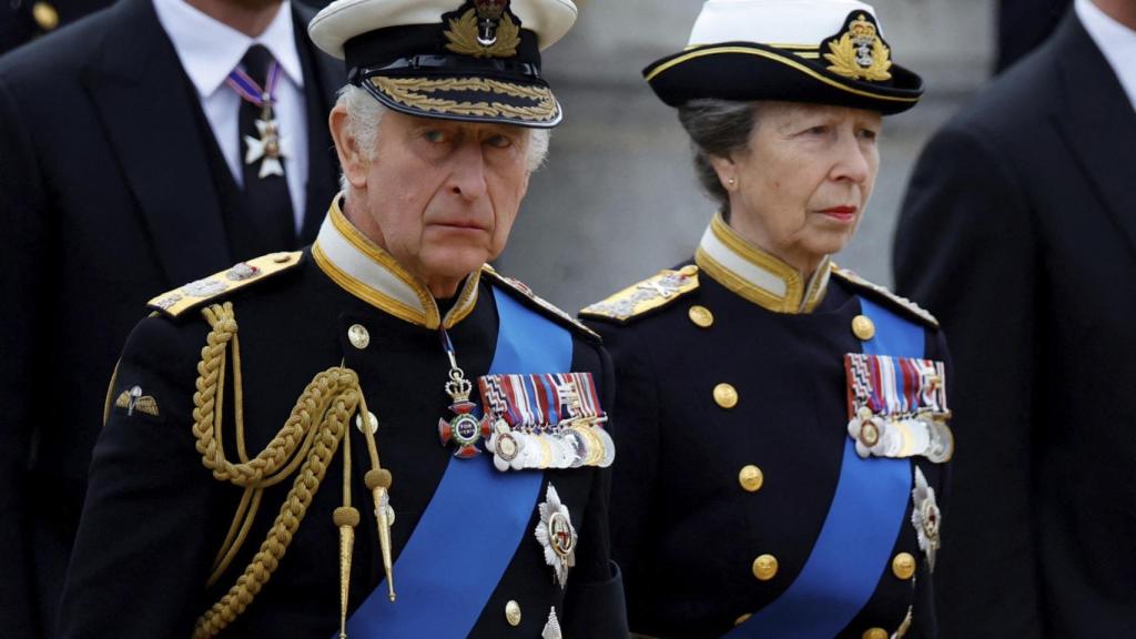 Carlos de Inglaterra contó con el consuelo de su hermana en aquellos momentos.