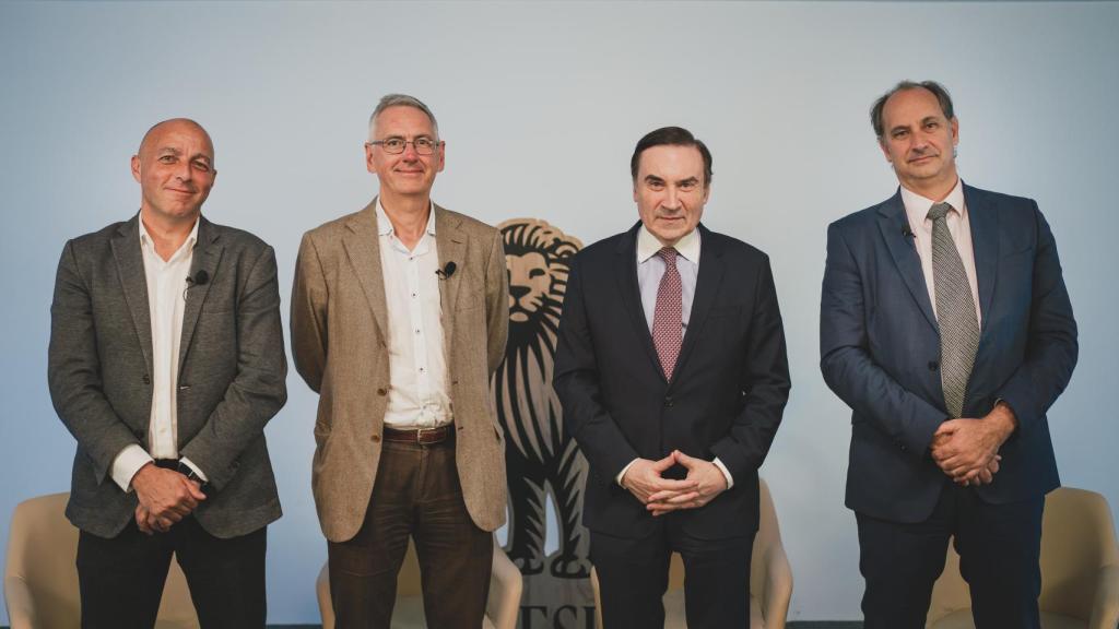 . Carlos Bibiano Guillén, coordinador de urgencias y Unidad Hospitalización a Domicilio en Hospital Universitario Infanta Leonor; Germán Gutiérrez, director de Integrated Health Solutions de Medtronic Iberia; Pedro J. Ramírez, presidente ejecutivo y director de EL ESPAÑOL; y Miguel Lopez Valverde Argueso, director general Sistemas de Información y Salud Digital de la Consejería de Sanidad Comunidad de Madrid.
