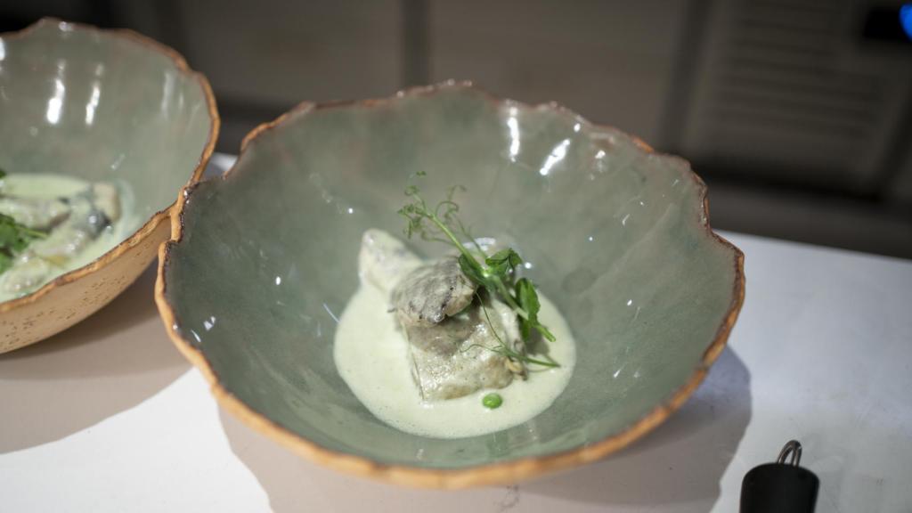 Alcachofas confitadas con kokotxa de merluza y plancton marino.