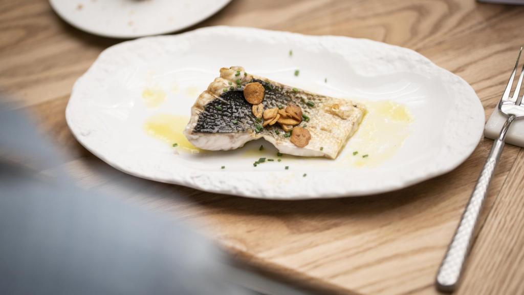 Lomo de lubina salvaje con su bilbaína de jengibre.