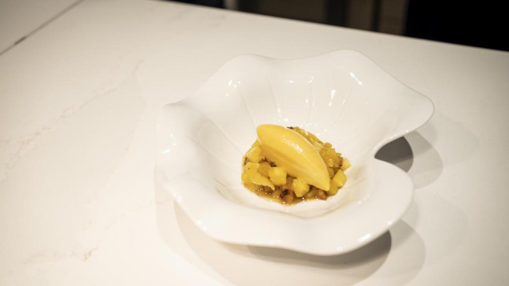 Tartar de piña asada con sorbete de fruta de la pasión.