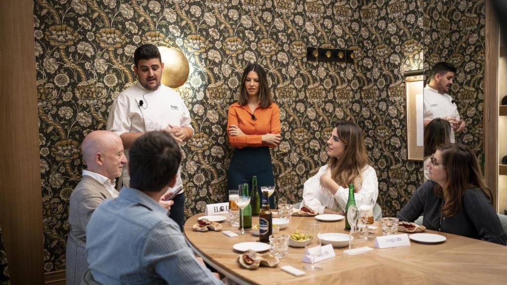 El chef Hugo Ruiz y la nutricionista Elisa Blázquez durante la comida.