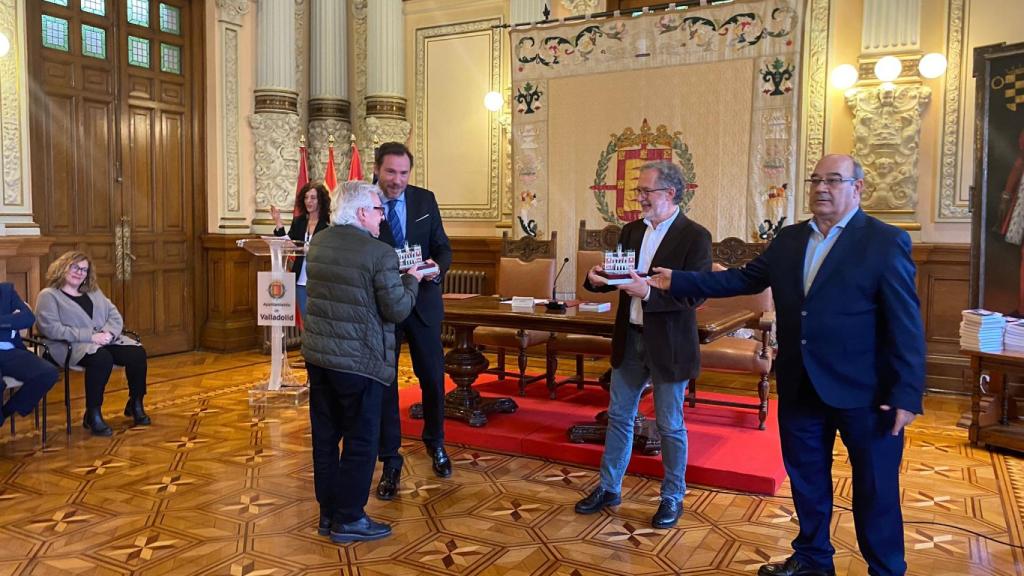 El periodista Santos García Catalán recibiendo el obsequio por su trayectoria