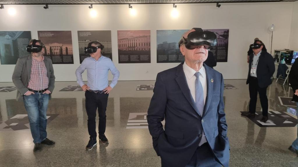 El alcalde de Málaga, Francisco de la Torre, durante una experiencia de realidad virtual en el 4K HDR Summit.