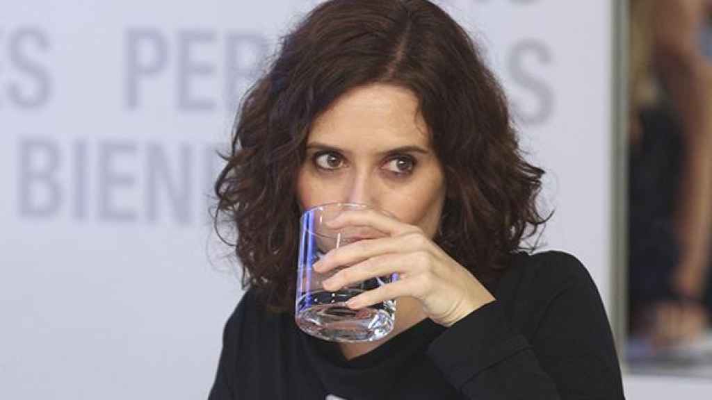 Alberto Núñez Feijóo, cuando era presidente de Galicia, junto con Isabel Díaz Ayuso, en una reunión en Génova.