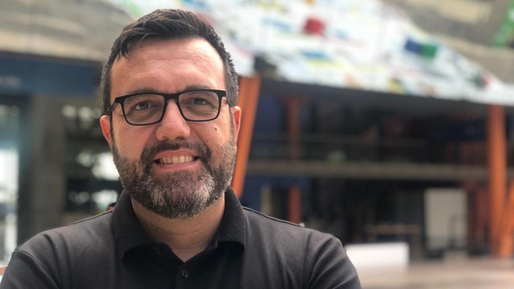 Enrique Molina posa tras la entrevista con EL ESPAÑOL de Málaga.