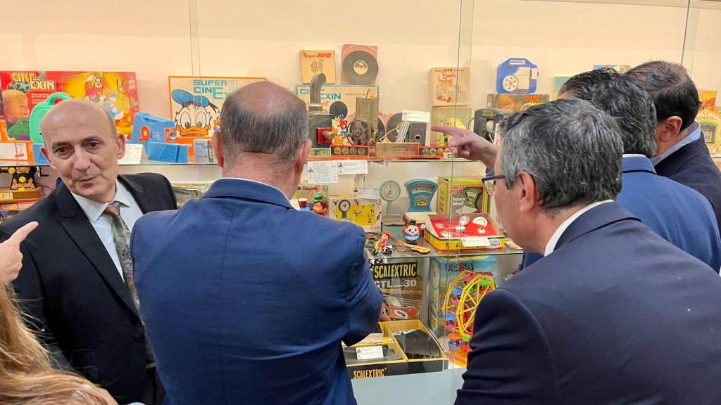 Varios de los invitados a la inauguración del museo viendo las vitrinas.