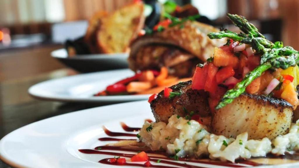 Un plato de presentación de un restaurante.