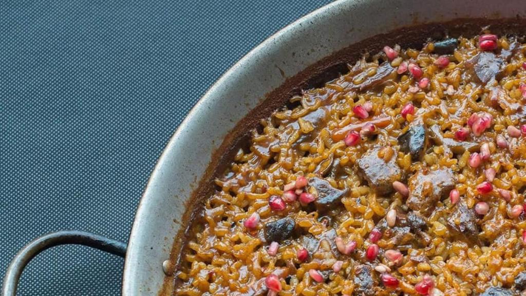 Paella con granos de granada, una de las propuestas de Arrocería Estiu, reconocida en esta edición con un 'Solete'.