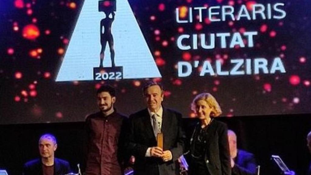 El exrector de la USAL José Ramón Alonso recibiendo galardón.