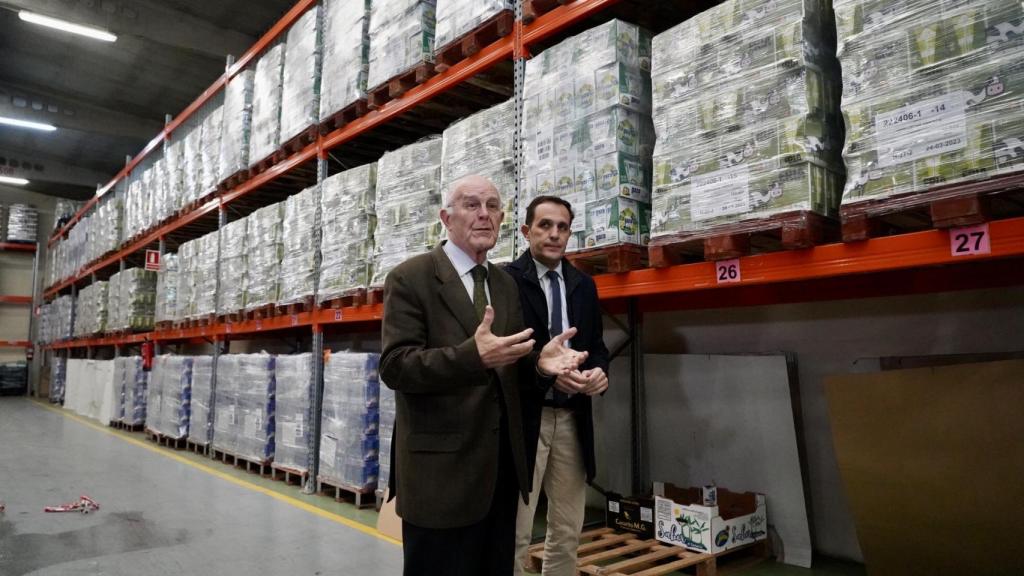 El presidente de la Diputación, Conrado Íscar, junto con el Presidente del Banco de Alimentos,  Jesús Mediavilla  tras la firma de la adenda