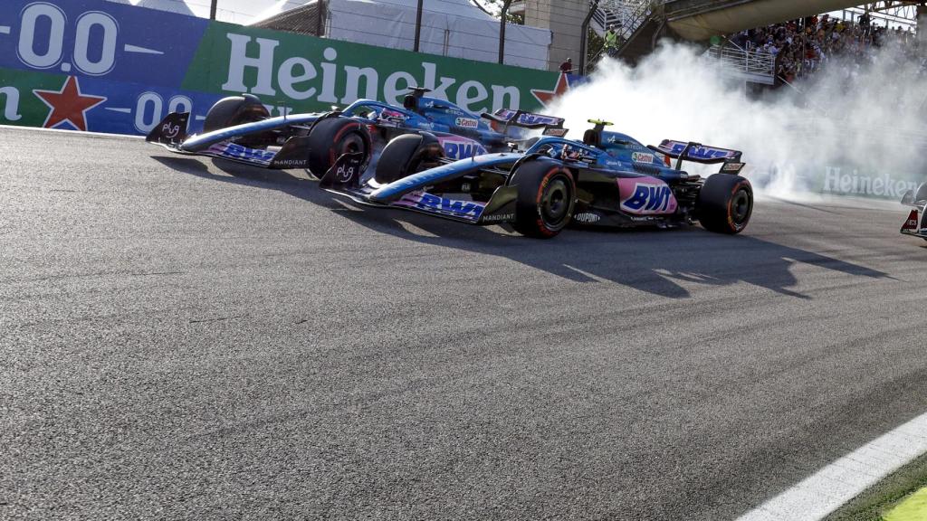 Fernando Alonso y Esteban Ocon, durante el GP de Brasil