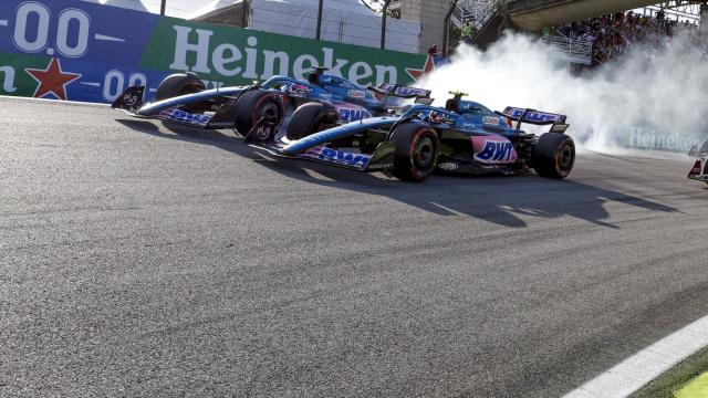 Fernando Alonso y Esteban Ocon, durante el GP de Brasil