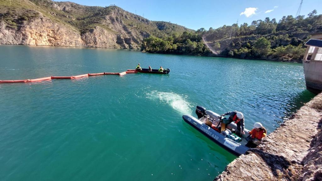 Naturgy y la UME realizan un ejercicio de emergencia  ambiental en el embalse de Bolarque