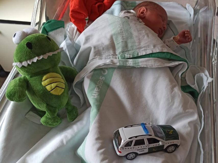 Imagen del pequeño Thiago con su regalo.