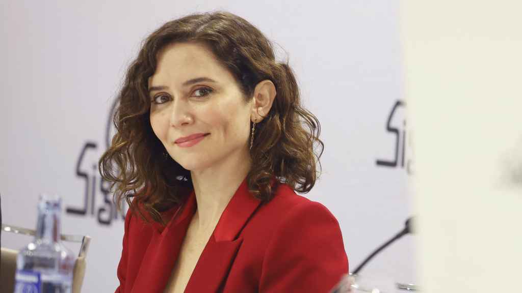 La presidenta de la Comunidad de Madrid durante el desayuno del club Siglo XXI celebrado este lunes.