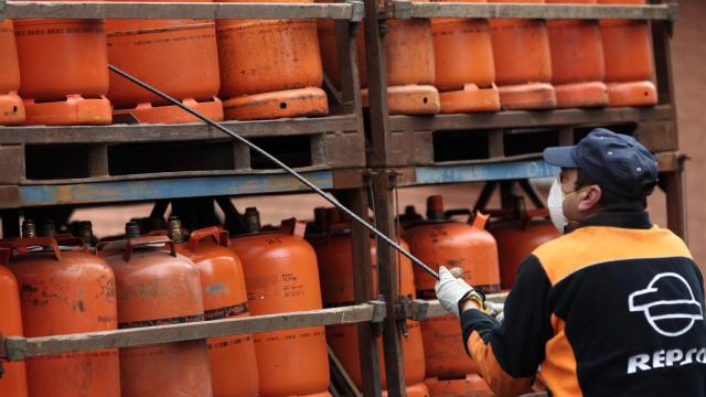 Un butanero coge una bombona de butano