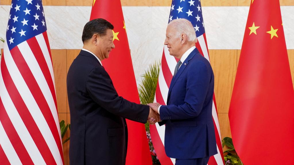 Joe Biden y Xi Jinping se estrechan la mano antes de su reunión en Bali, Indonesia.