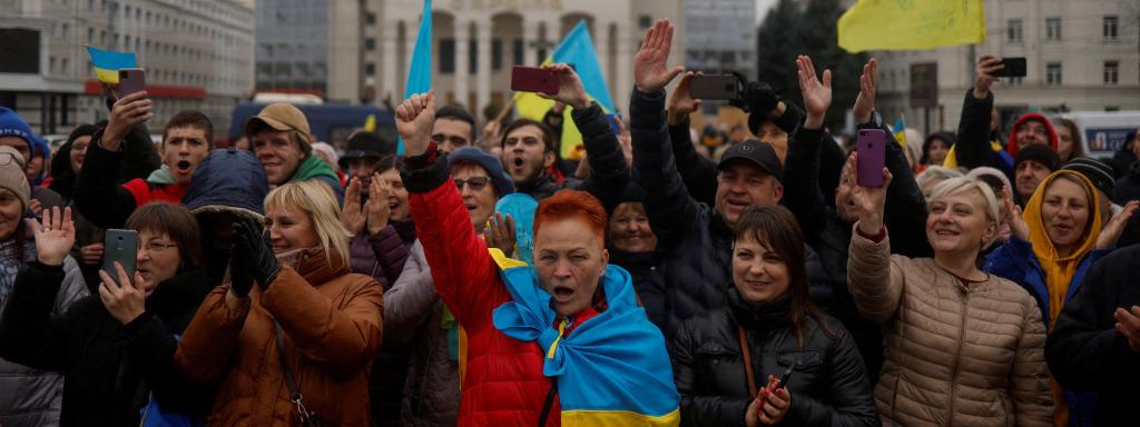 Residentes de Jersón celebran la reconquista por parte de Ucrania.