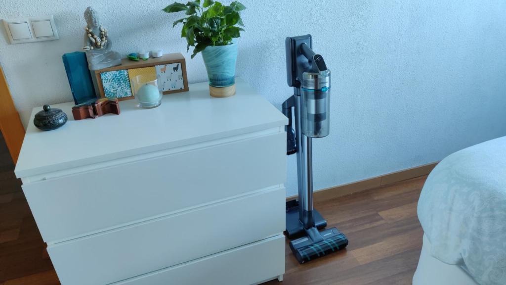 La Samsung Jet 90 en su base de carga