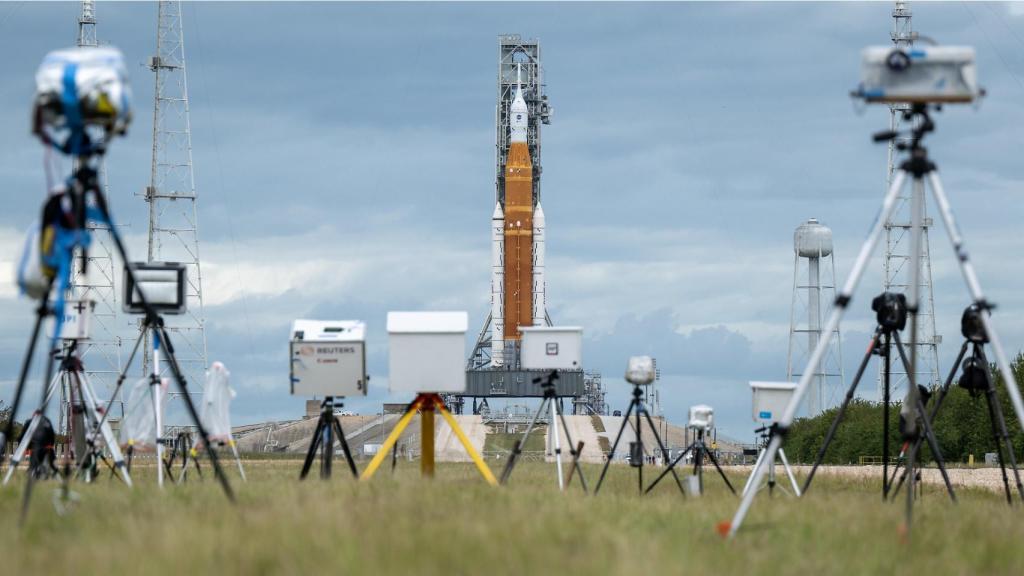 El cohete SLS tras las cámaras que registrarán el lanzamiento