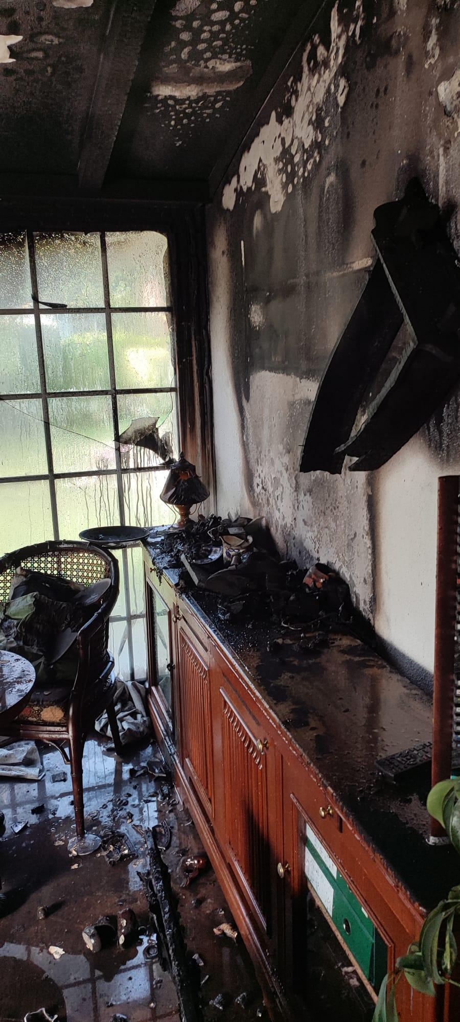 Así quedó la zona de la vivienda en la que se produjo el incendio esta mañana (SEM Oleiros).