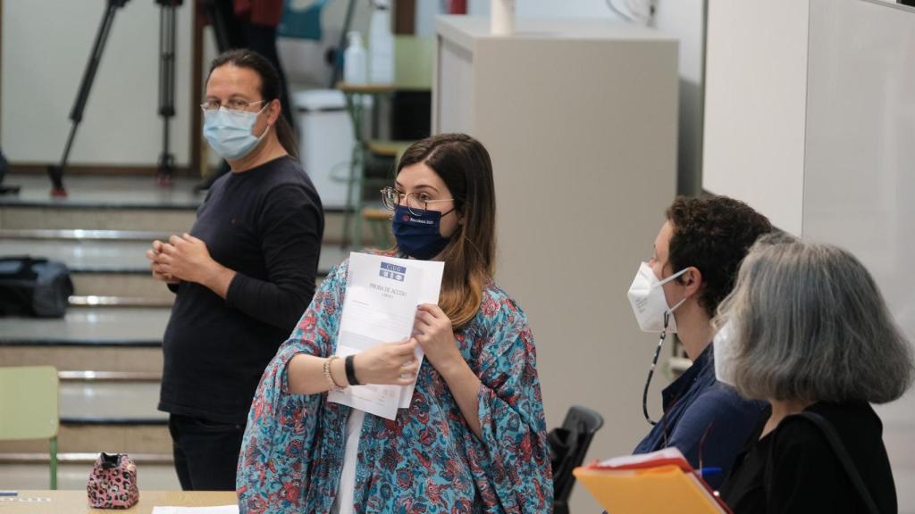 Una examinadora, muestra uno de los exámenes de selectividad en un aula de la Facultad de Psicología de la Universidad de Santiago de Compostela.