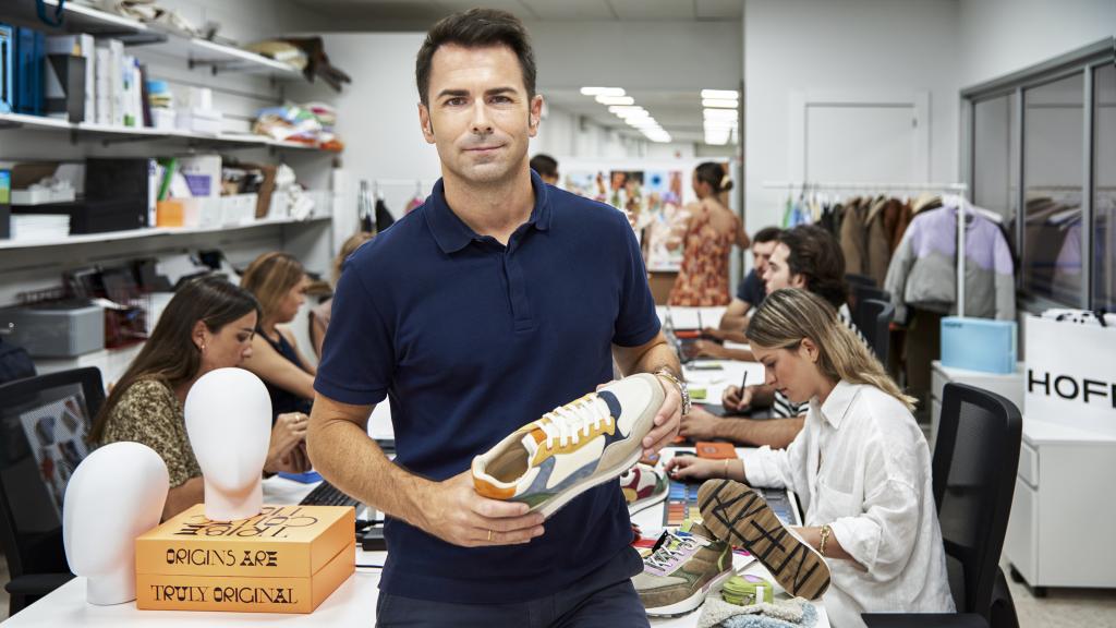 Francisco Marchena, fundador de Hoff, sujetando una de sus zapatillas.