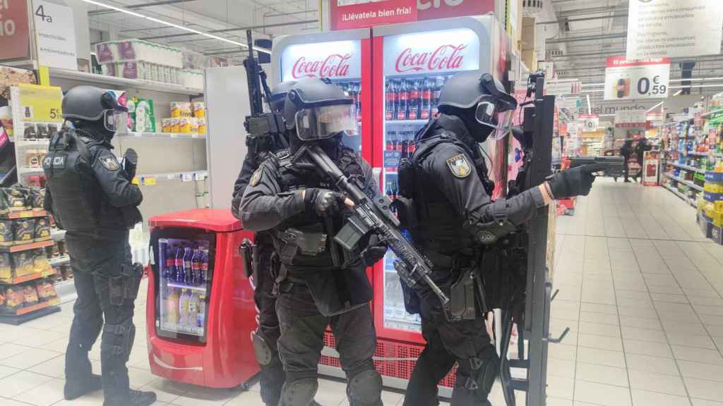 Agentes en el interior del supermercado durante el simulacro.