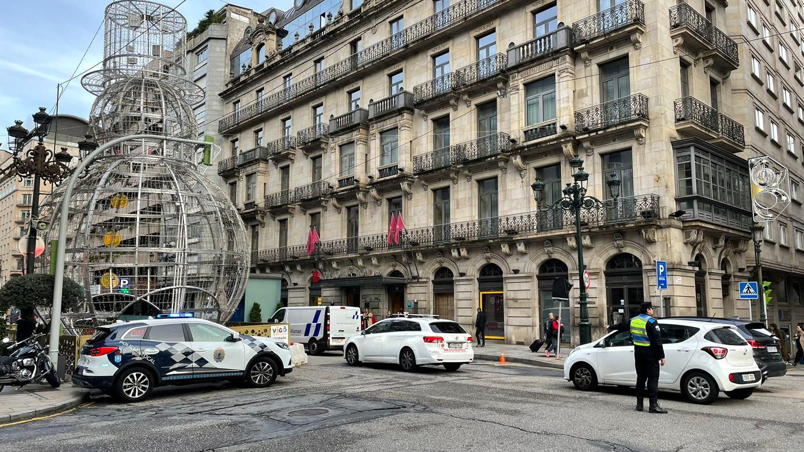 Dispositivo policial de tráfico en la calle García Barbón. Foto: Treintayseis
