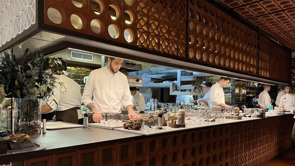 La cocina de Disfrutar vista desde la sala