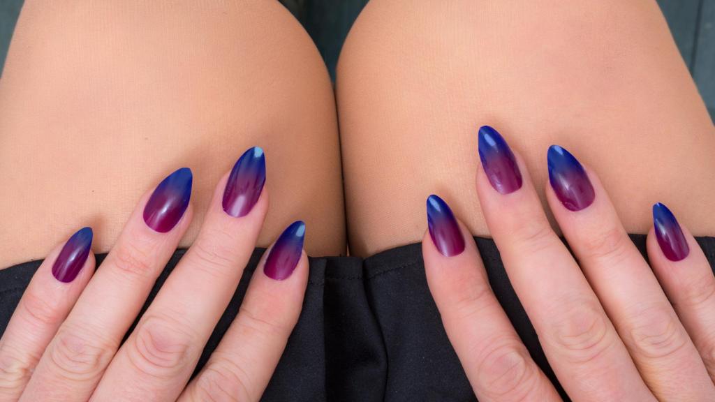 Manicura en tonos oscuros