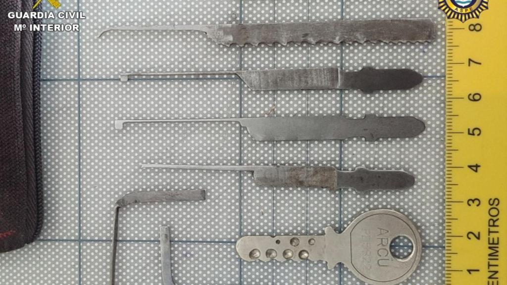 Algunas de las herramientas con las que accedían a las casas.