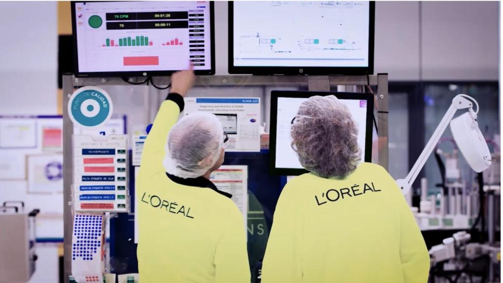 Operarios en el punto de calidad dentro de la línea de producción.