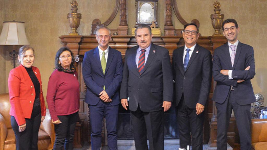 El rector de la Universidad de Salamanca junto a la delegación HACU