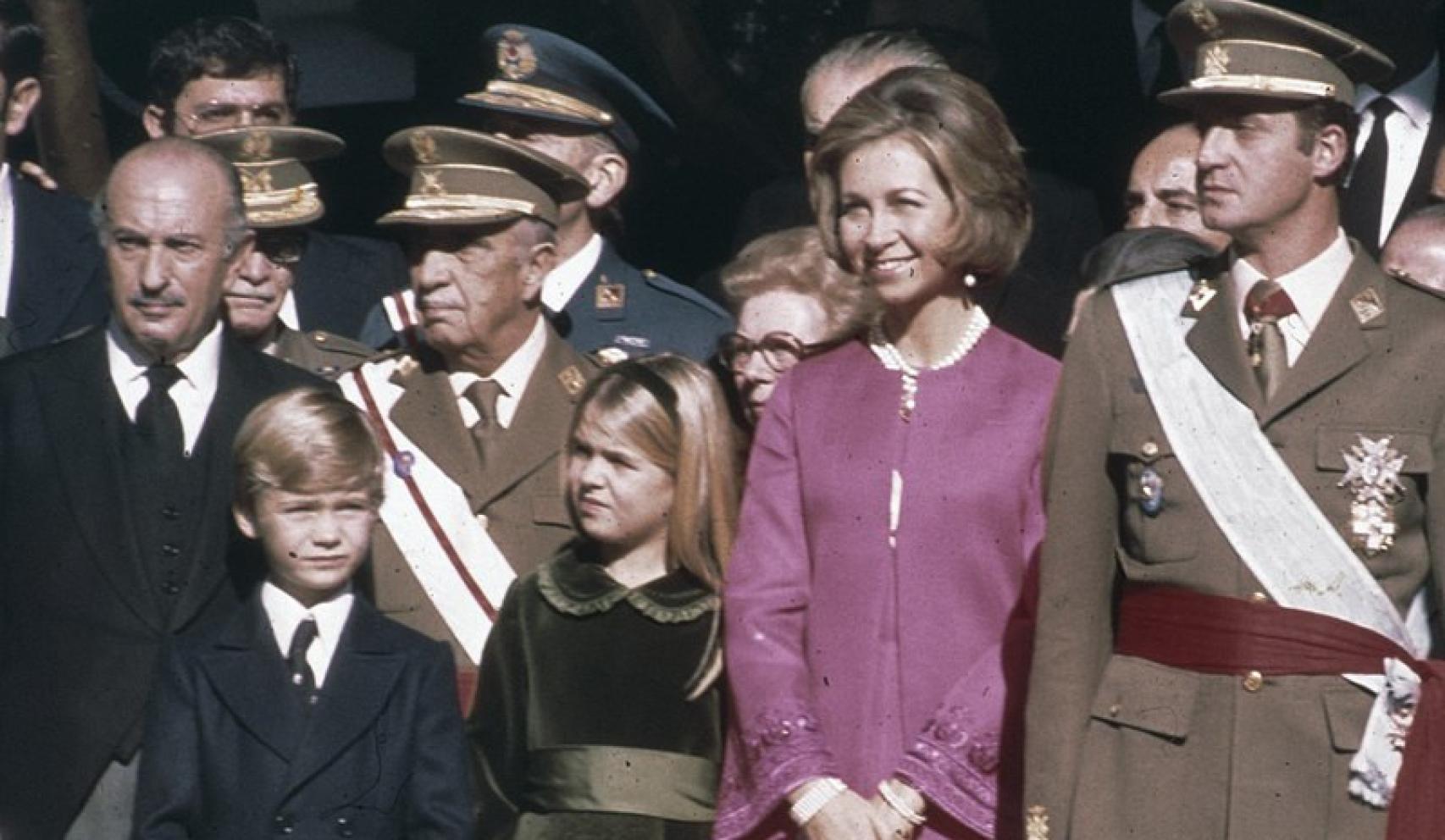 Nicolás Cotoner, con traje militar, a la izquierda de la imagen, junto a los entonces Reyes.