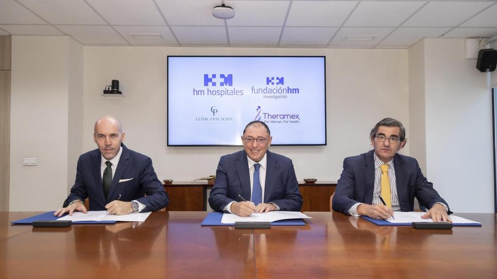 Por orden: Javier Carpintero, director general de Theramex España y Portugal; el doctor Santiago Palacios, director de la Cátedra; y Juan Abarca, presidente de HM Hospitales.