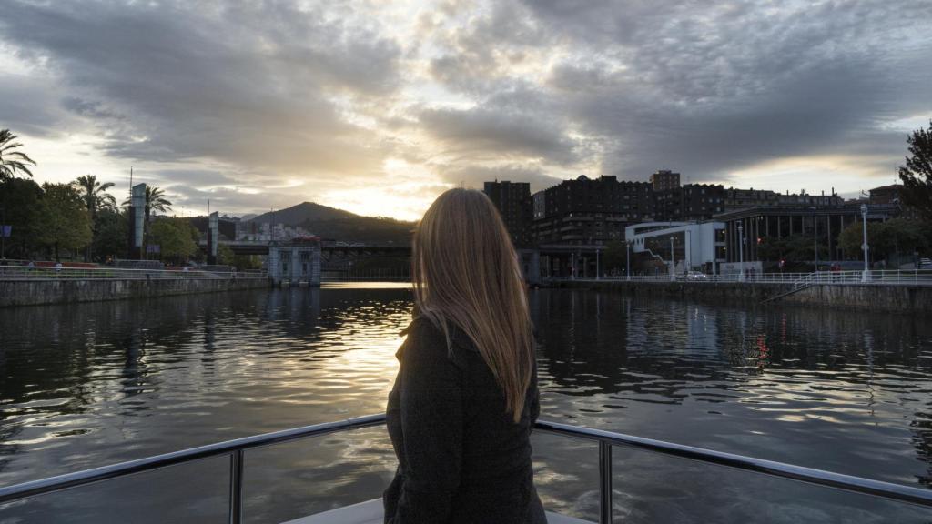 Dolores Redondo en la ría de Bilbao. Foto: Carlos Ruiz