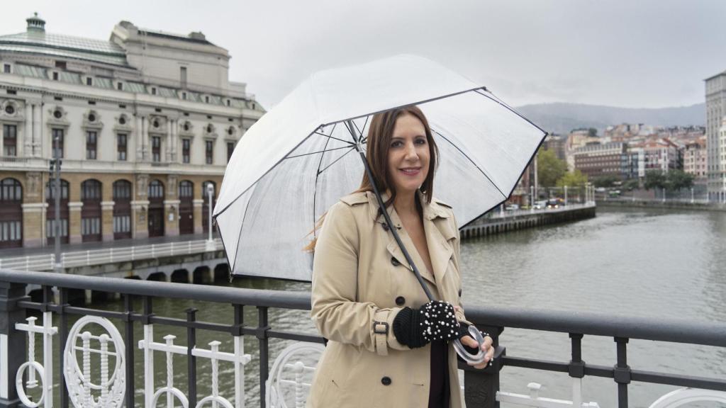 Dolores Redondo en Bilbao, donde transcurre su nueva novela, 'Esperando al diluvio'. Foto: Carlos Ruiz
