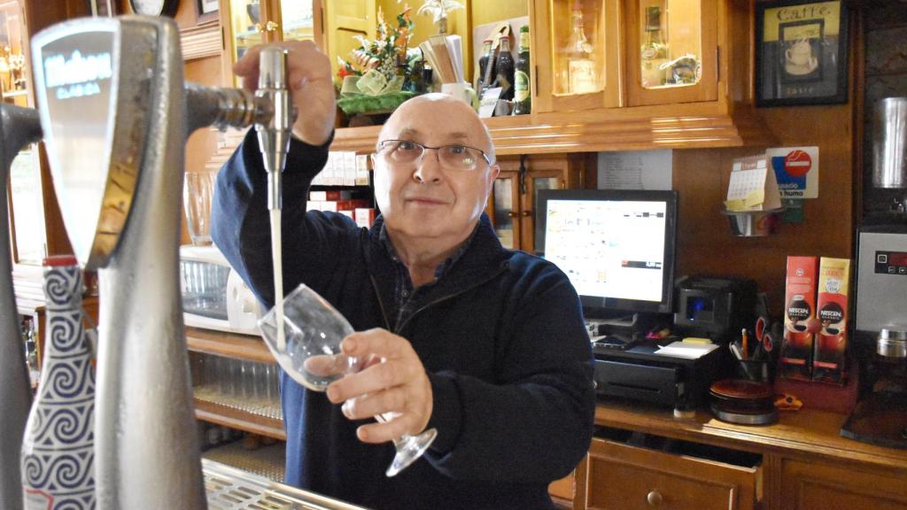 Javier, dueño del Bar El Viaje, en Ataquines