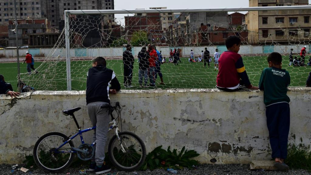 Imagen de archivo de unos niños jugando en un campo de fútbol en otro país.