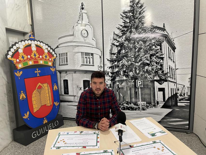 Presentación del concurso de escaparates por el concejal Roberto H. Garabaya