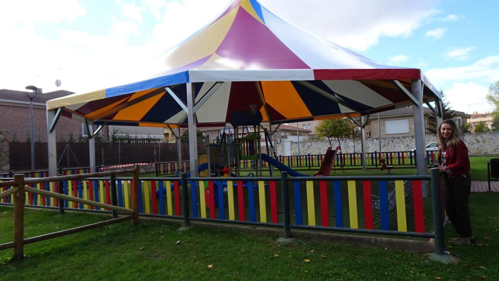 Carpa en el parque infantil de la Carretera de Naharros