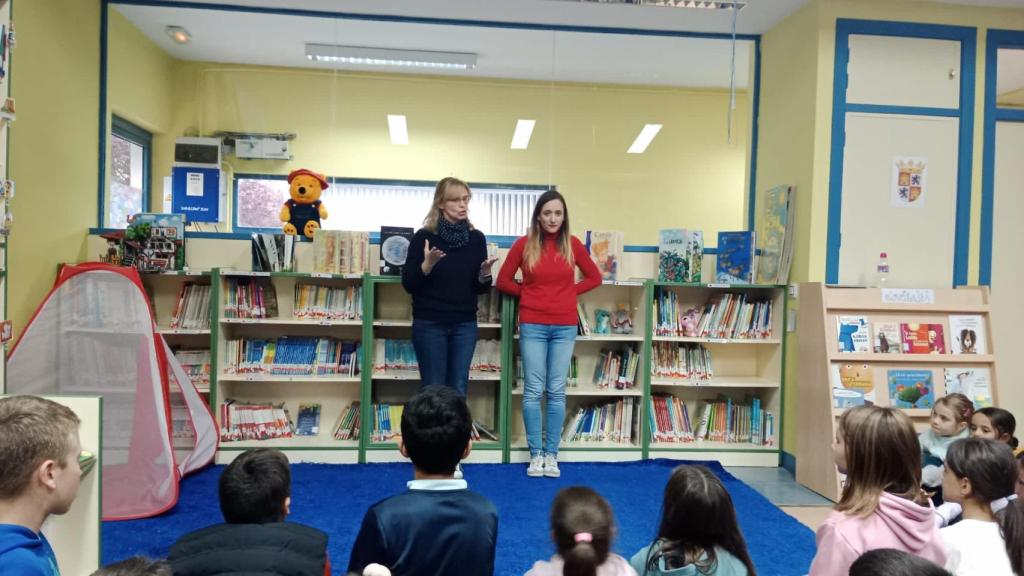 Momento de la inauguración de la biblioteca con las escritoras Marta Azcona y Elena Mesonero