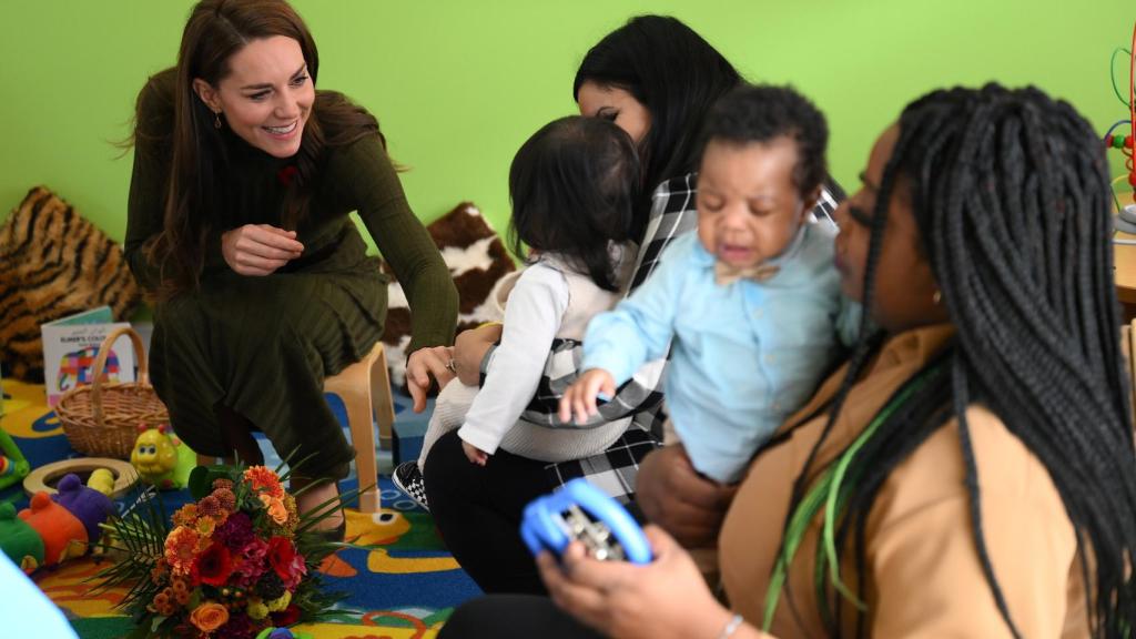 Kate Middleton en su visita a un colegio en Londres.