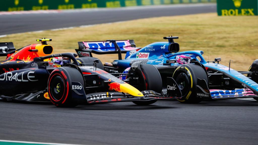 Fernando Alonso y Checo Pérez pelean por la posición.