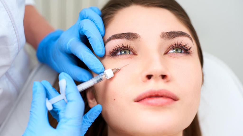 Una mujer se realiza un tratamieto antiarrugas.